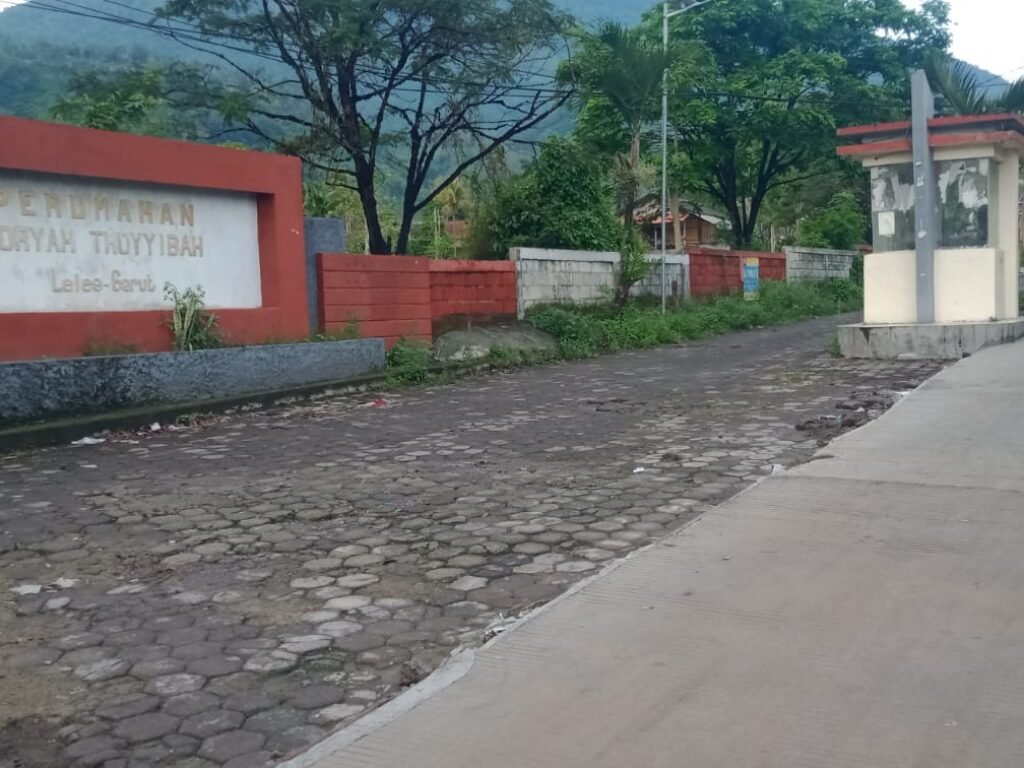 Proyek Rabat Beton di Leles Retak Sebulan, Papan Informasi Hilang: Warga Bertanya, Pemerintah Bingung