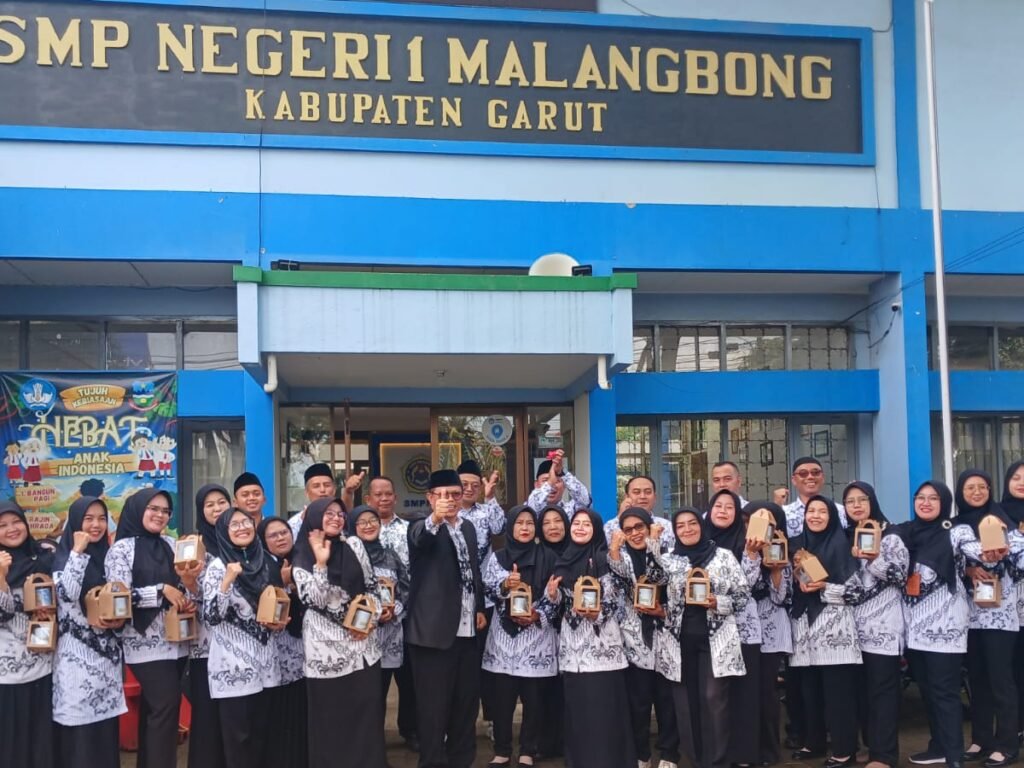 NESAMA: Penghargaan Misterius yang Dibagikan Kepala Sekolah di HGN 2025