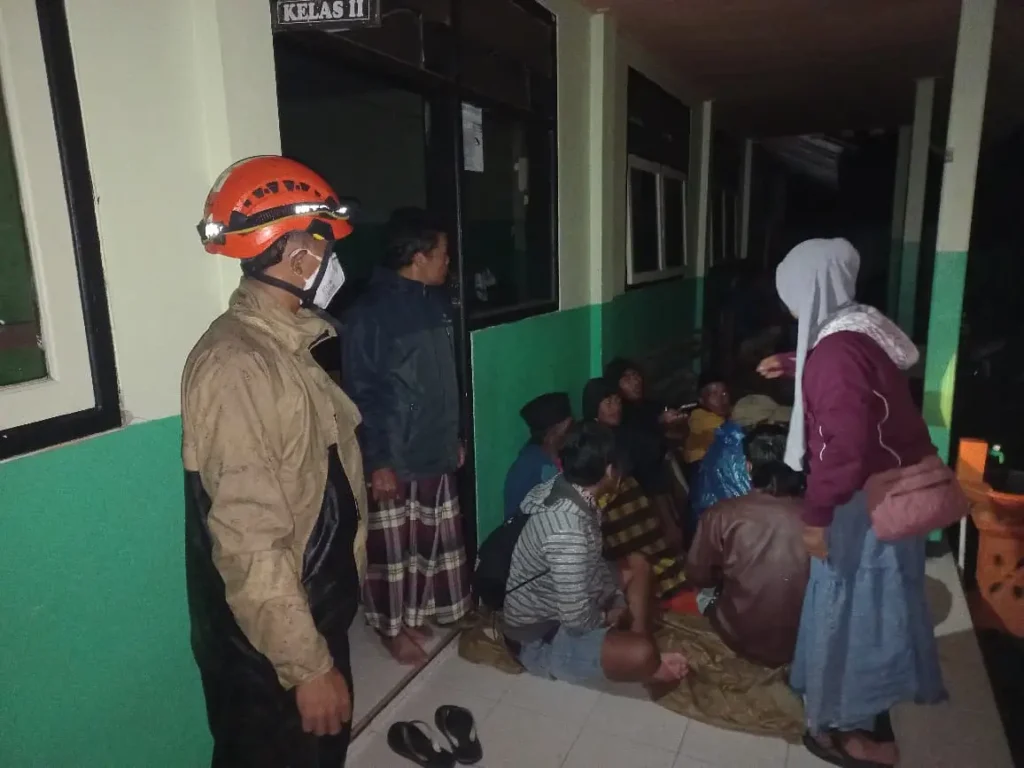 Semeru Naik ke Level AWAS dalam 60 Menit: Warga Lari, Gunung Nggak Pakai Tunggu Komando