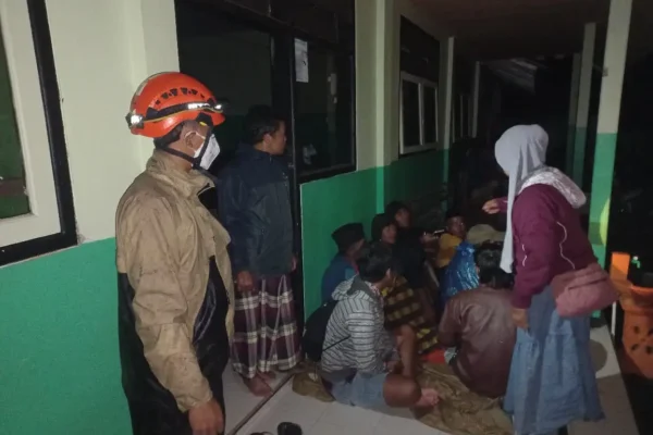 Semeru Naik ke Level AWAS dalam 60 Menit: Warga Lari, Gunung Nggak Pakai Tunggu Komando