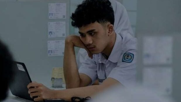 Siswa SMA Sedang Mengikuti TKA