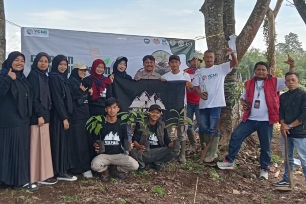 Hari Pahlawan di Leles: Penjajah Sudah Pergi, Kini Warga Bersiap Mengusir Banjir dengan Bibit Pohon
