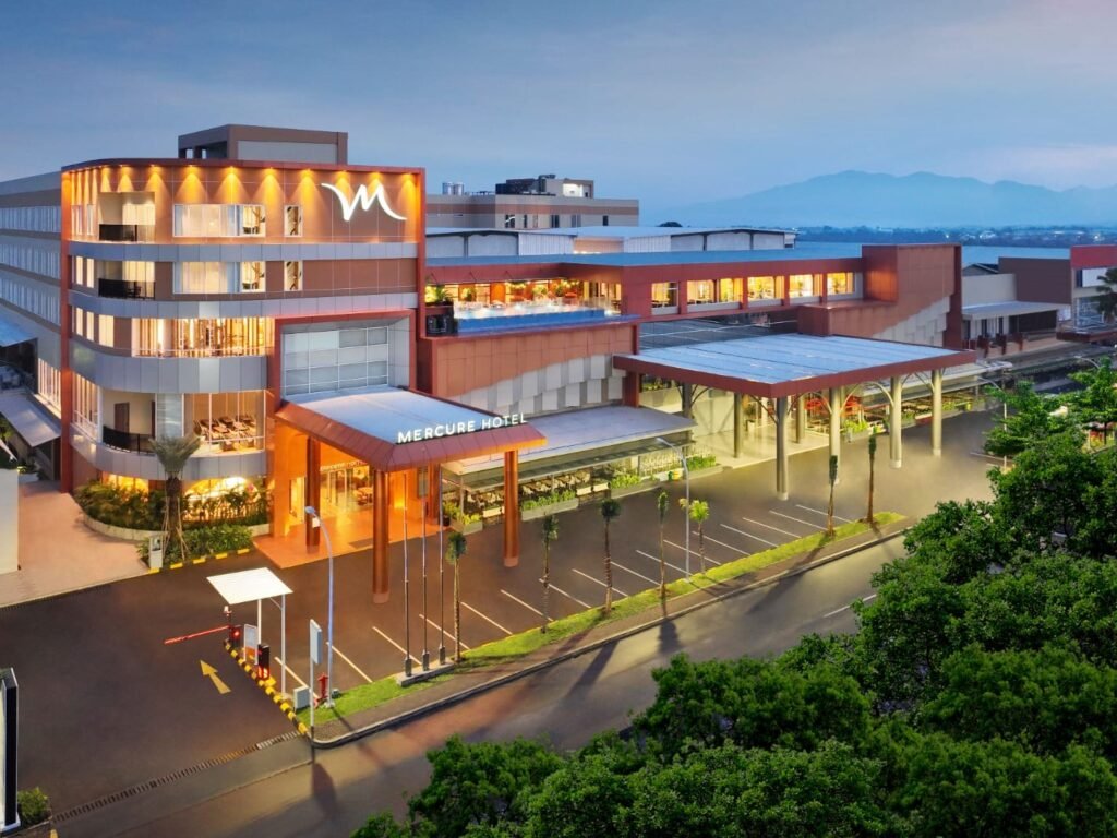 Prototype City Plaza (Ciplaz) Garut nampak megah dan mewah. Kini, Ciplaz Garut sudah beroperasi dan menjadi sentra belanja terbesar di Kota Garut. Kehadiran Ciplaz yang menyajikan beragam fasilitas belanja, resto, bioskop, hotel berbintang, kolam renang disertai parkir yang luas mampu merubah image Garut yang dikenal sebagai kampung menjadi kota modern. (Ft: ist)