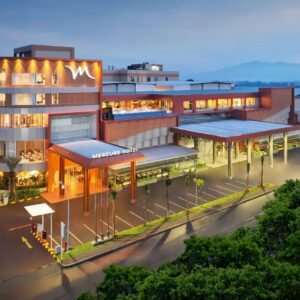 Prototype City Plaza (Ciplaz) Garut nampak megah dan mewah. Kini, Ciplaz Garut sudah beroperasi dan menjadi sentra belanja terbesar di Kota Garut. Kehadiran Ciplaz yang menyajikan beragam fasilitas belanja, resto, bioskop, hotel berbintang, kolam renang disertai parkir yang luas mampu merubah image Garut yang dikenal sebagai kampung menjadi kota modern. (Ft: ist)