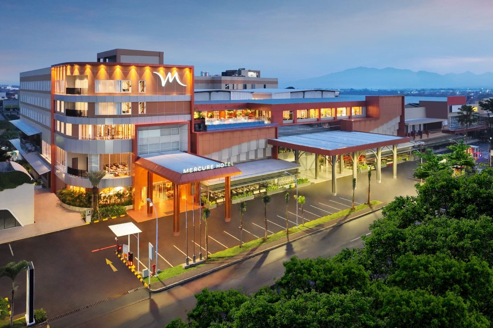 Prototype City Plaza (Ciplaz) Garut nampak megah dan mewah. Kini, Ciplaz Garut sudah beroperasi dan menjadi sentra belanja terbesar di Kota Garut. Kehadiran Ciplaz yang menyajikan beragam fasilitas belanja, resto, bioskop, hotel berbintang, kolam renang disertai parkir yang luas mampu merubah image Garut yang dikenal sebagai kampung menjadi kota modern. (Ft: ist)