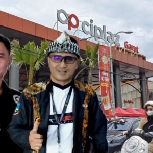 Ketua PBFI Kabupaten Garut (kiri), H. Ferry Slamet dan Ketua DKKG, H. Irwan Hendarsyah alias Kang Jiwan (kanan). (ft: ist)