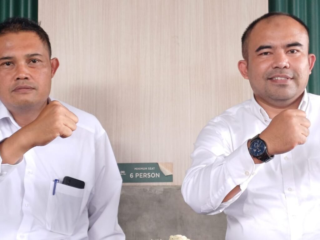 Plt. Direktur Utama PT. LKM Kabupaten Garut, Asep Rahman (Kanan) dan Bagian Umum PT. LKM Garut, Dadang. (ft: asep ahmad)