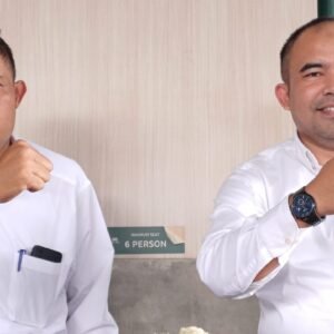 Plt. Direktur Utama PT. LKM Kabupaten Garut, Asep Rahman (Kanan) dan Bagian Umum PT. LKM Garut, Dadang. (ft: asep ahmad)