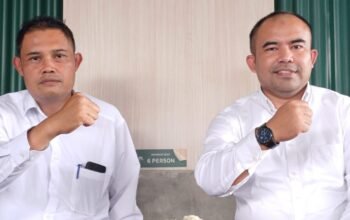 Plt. Direktur Utama PT. LKM Kabupaten Garut, Asep Rahman (Kanan) dan Bagian Umum PT. LKM Garut, Dadang. (ft: asep ahmad)