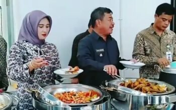 Mantan Dirut PT. LKM Garut, Yudi Raharja Kurniawan, S.E yang sudah diberhentikan dengan hormat saat menikmati acara jamuan makan, usai persemian gedung Kantor PT. LKM Cabang Cikelet, 6 Februari 2020 lalu bersama Bupati Garut periideo 2019-2024, H. Rudy Gunawan, S.H., M.H., M.P. (Ft: Instagram avon_pandawa83aac)