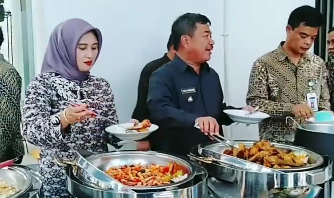 Mantan Dirut PT. LKM Garut, Yudi Raharja Kurniawan, S.E yang sudah diberhentikan dengan hormat saat menikmati acara jamuan makan, usai persemian gedung Kantor PT. LKM Cabang Cikelet, 6 Februari 2020 lalu bersama Bupati Garut periideo 2019-2024, H. Rudy Gunawan, S.H., M.H., M.P. (Ft: Instagram avon_pandawa83aac)