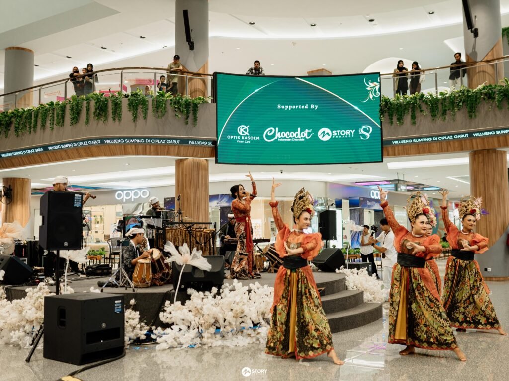 Beragam kegiatan dalam rangka meletarikan budaya lokal kerap dilaksanakan di City Plaza (Ciplaz) Garut. 