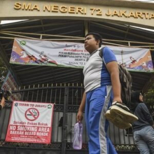 Siswa sma 72 jakarta ambil barang yang tertinggal 1762600637727