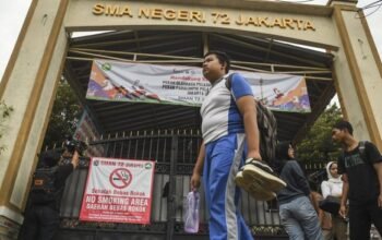 Siswa sma 72 jakarta ambil barang yang tertinggal 1762600637727