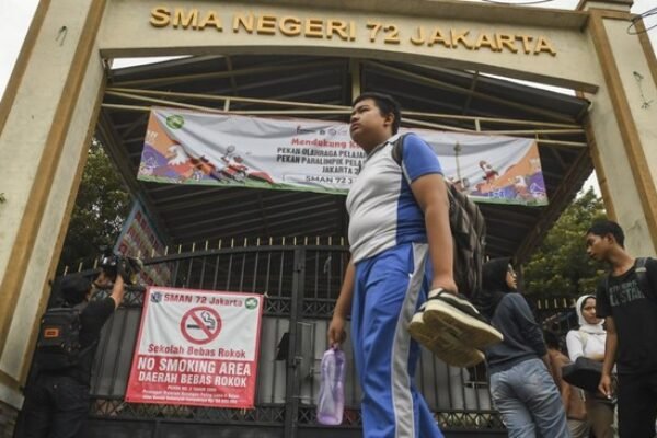 Misteri Tujuh Bom, Dua Tas, dan Satu Negara yang Baru Ingat Pentingnya Pengawasan Anak