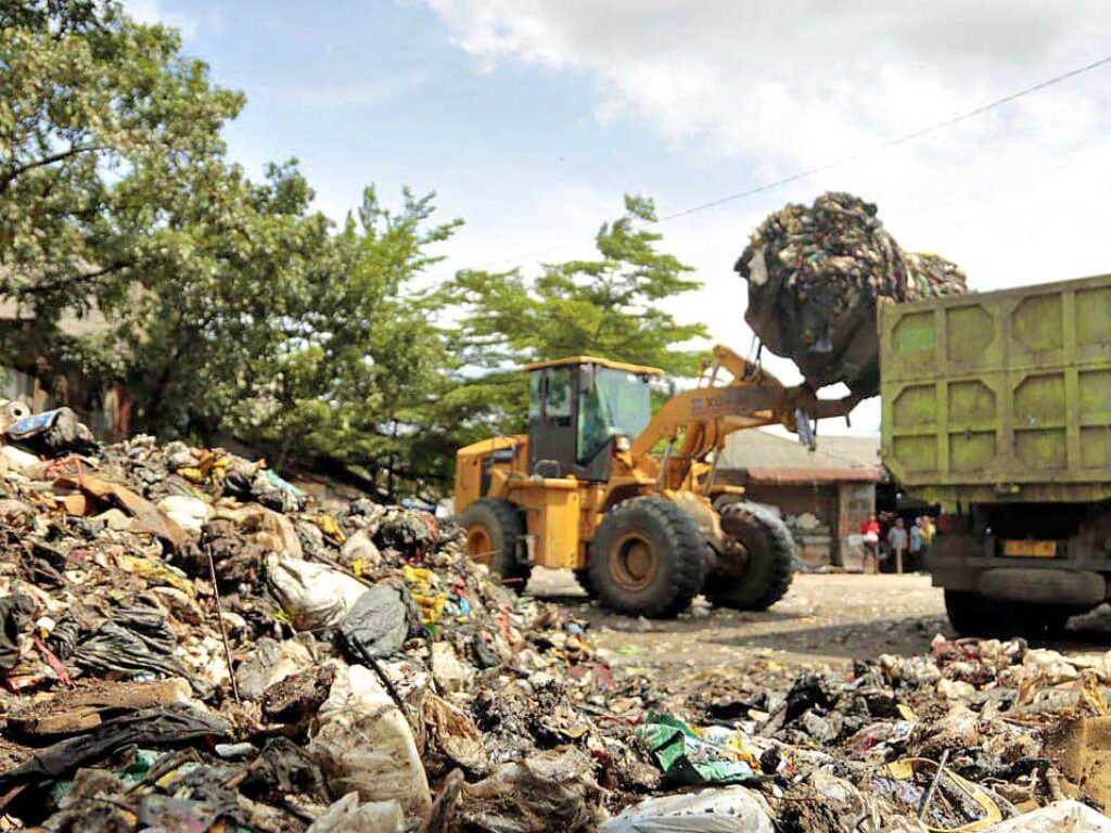 Tumpukan sampah di Ciwastra