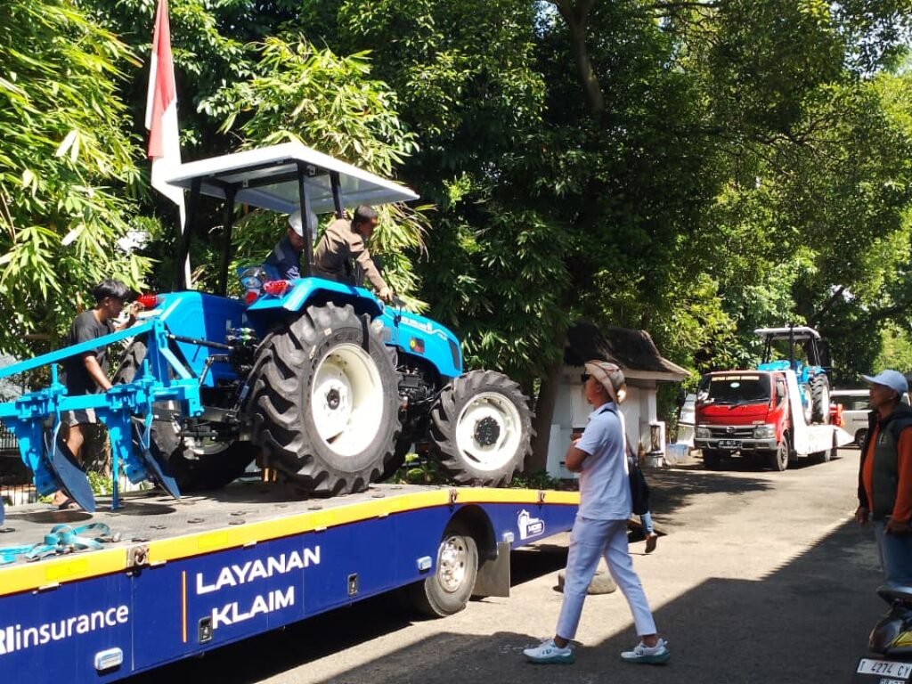 Empat Traktor di Purwakarta Bukan Pajangan Kantor, Tapi Mesin Perang Ketahanan Pangan