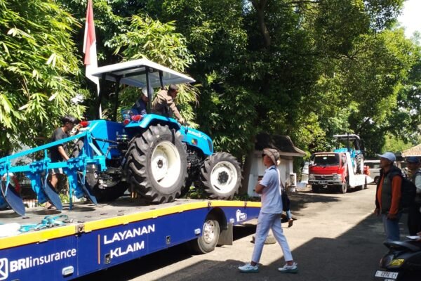 Empat Traktor di Purwakarta Bukan Pajangan Kantor, Tapi Mesin Perang Ketahanan Pangan