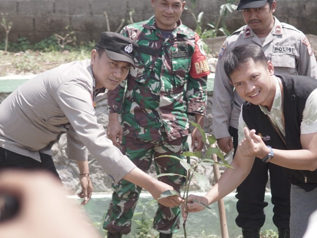 DLH Garut Tanam Pohon di Godog, Pejabat Ramai-ramai Foto Bareng, Sementara 80 Ribu Hektare Lahan Kritis Masih Nangis
