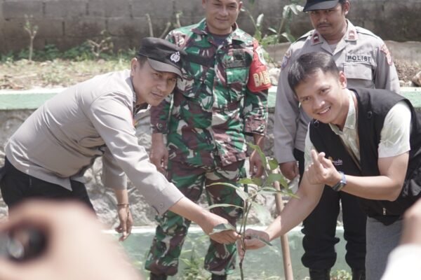 DLH Garut Tanam Pohon di Godog, Pejabat Ramai-ramai Foto Bareng, Sementara 80 Ribu Hektare Lahan Kritis Masih Nangis
