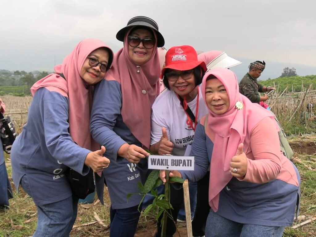 Hari Ibu di Garut Tak Cuma Bagi Bunga, Para Ibu Naik Gunung Ajak Alam Berdamai