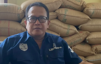 Beras Bantuan di Garut Diklaim Aman, Bulog: “Kalau Ada yang Bau Apek, Sini Tukerin, Jangan Cuma Ngomel di Grup WA!”