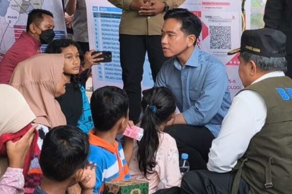 Bencana Sudah Viral, Barulah Negara Datang: Sumbar Jadi Studio Live Pejabat dan Politisi