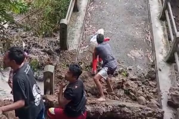 Jembatan Putus, Anak Sekolah Di Bungbulang Bertaruh Nyawa, Pemerintah Daerah Bertaruh “Alasan”