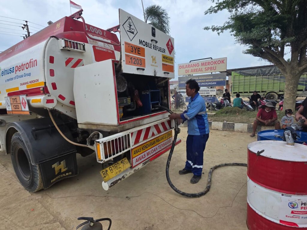 Kerahkan Mesin Pompa Manual, Pertamina Layani Kebutuhan BBM di Aceh Tamiang