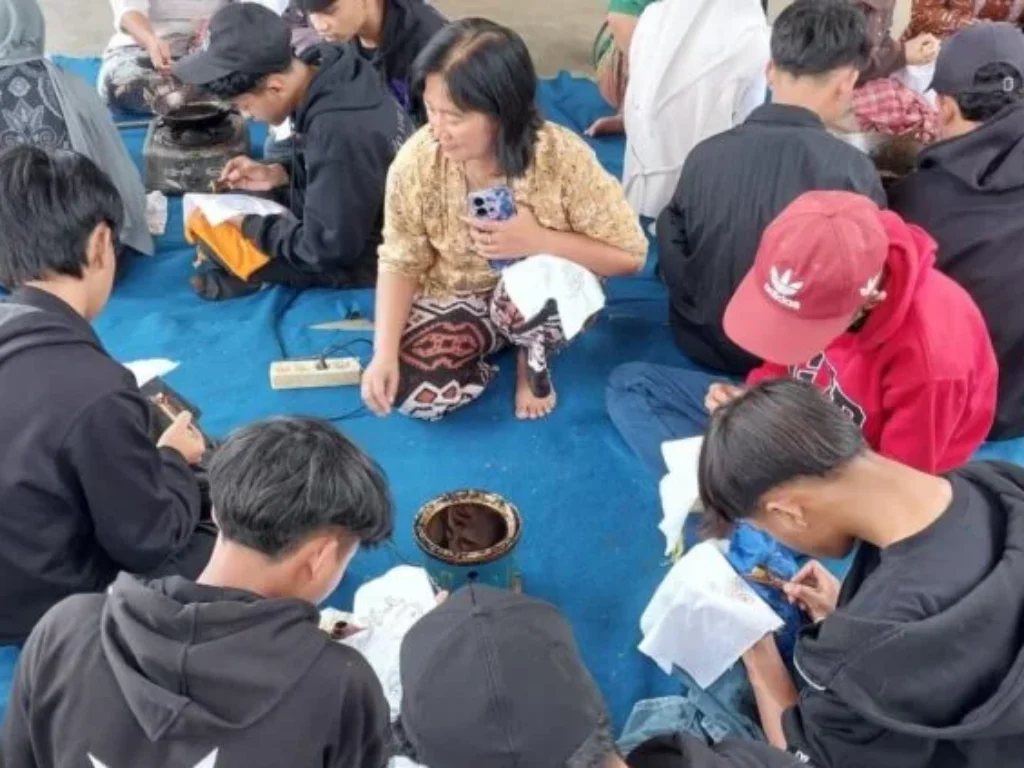Siswa MAS Plus Al Mujammil Belajar Batik Tulis Pasiran di Kampung Adat Sunda Wiwitan Garut