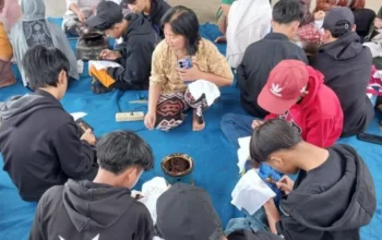 Siswa MAS Plus Al Mujammil Belajar Batik Tulis Pasiran di Kampung Adat Sunda Wiwitan Garut