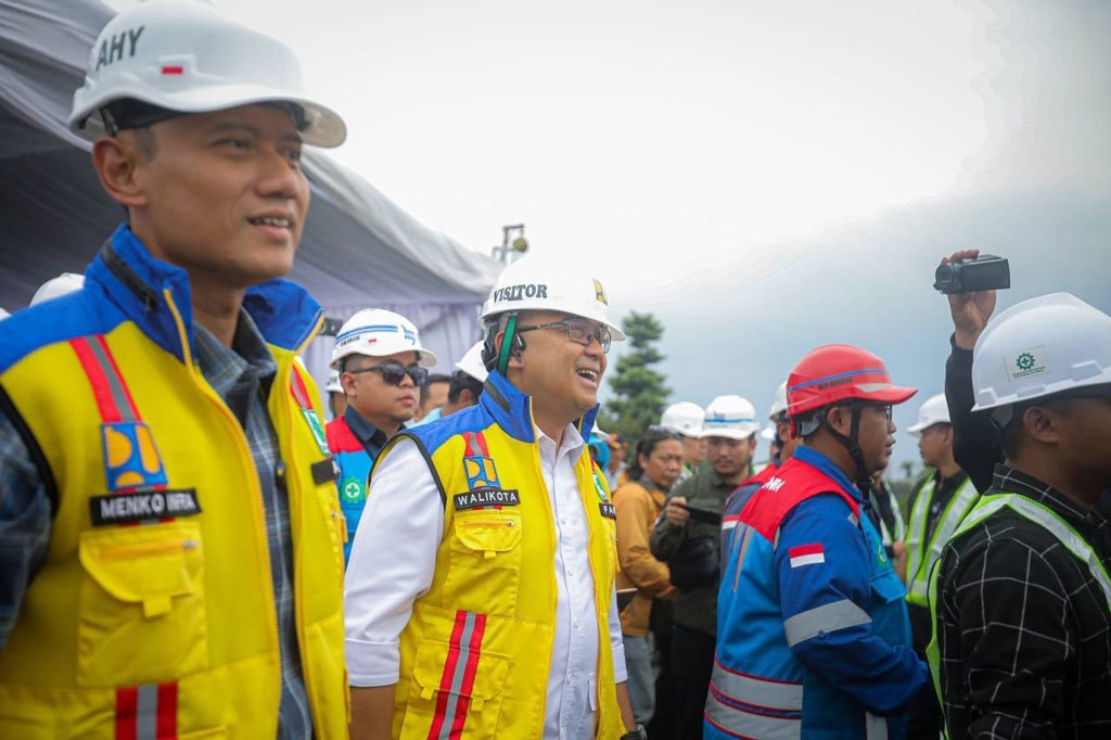 Menko AHY dan Walikota Bandung M Farhan saat meninjau pembangunan Flyover Nurtanio