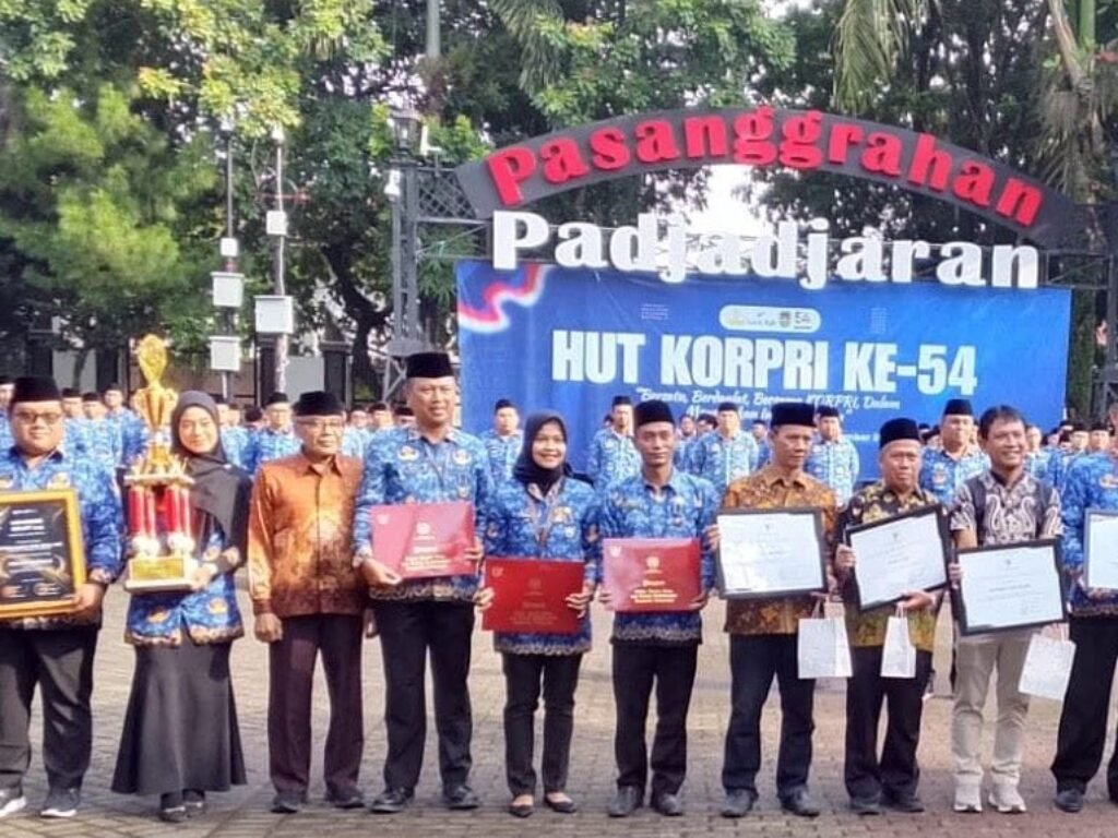 Kepsek Berprestasi, Pejabat Lain Cuma Bisa Ngintip Kertas Piagam