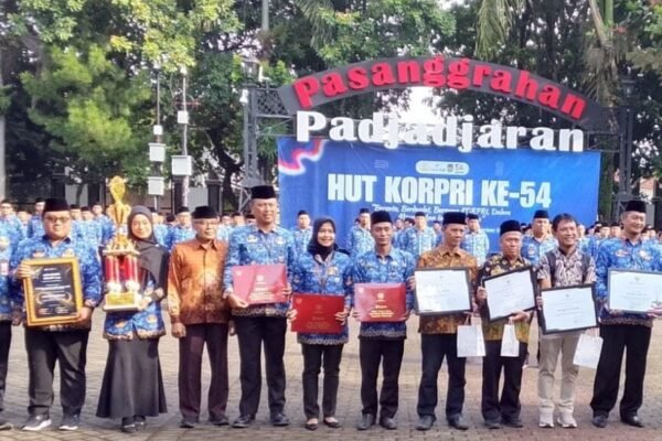 Kepsek Berprestasi, Pejabat Lain Cuma Bisa Ngintip Kertas Piagam