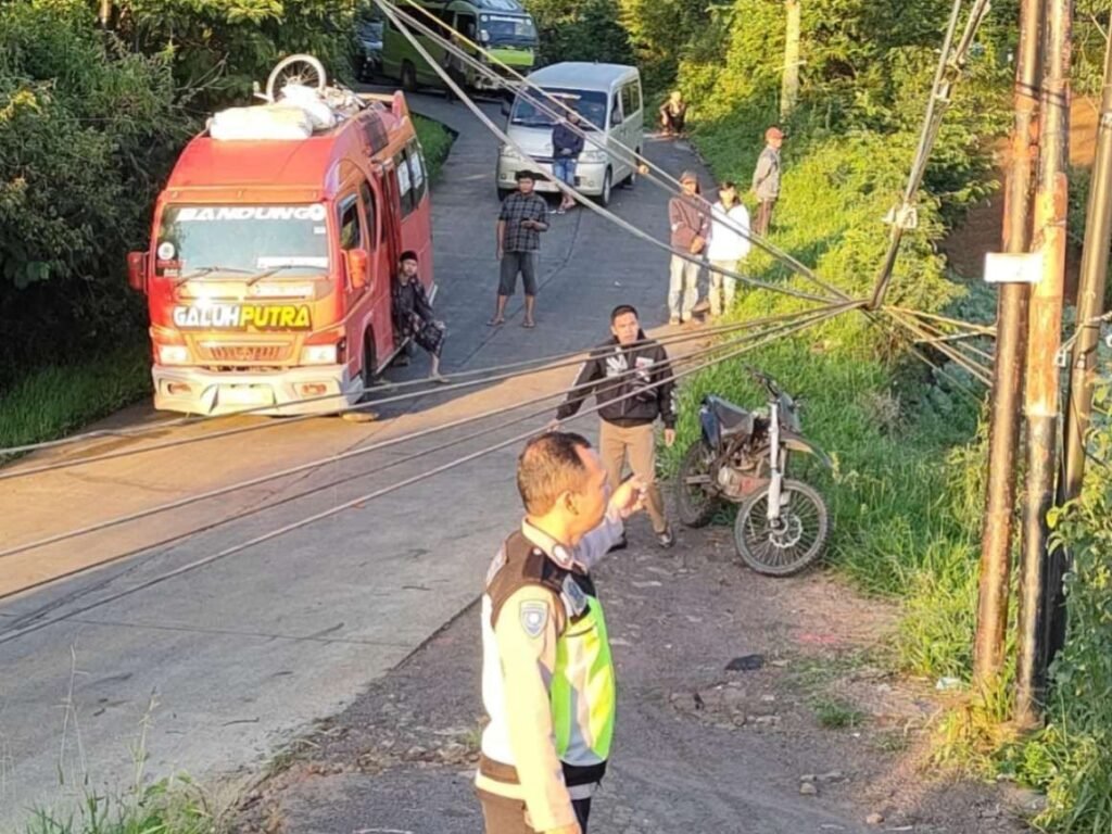 Tiang Listrik Tumbang Subuh-Subuh, Jalan Banjarwangi–Singajaya Sempat Jadi Jalur Uji Nyali
