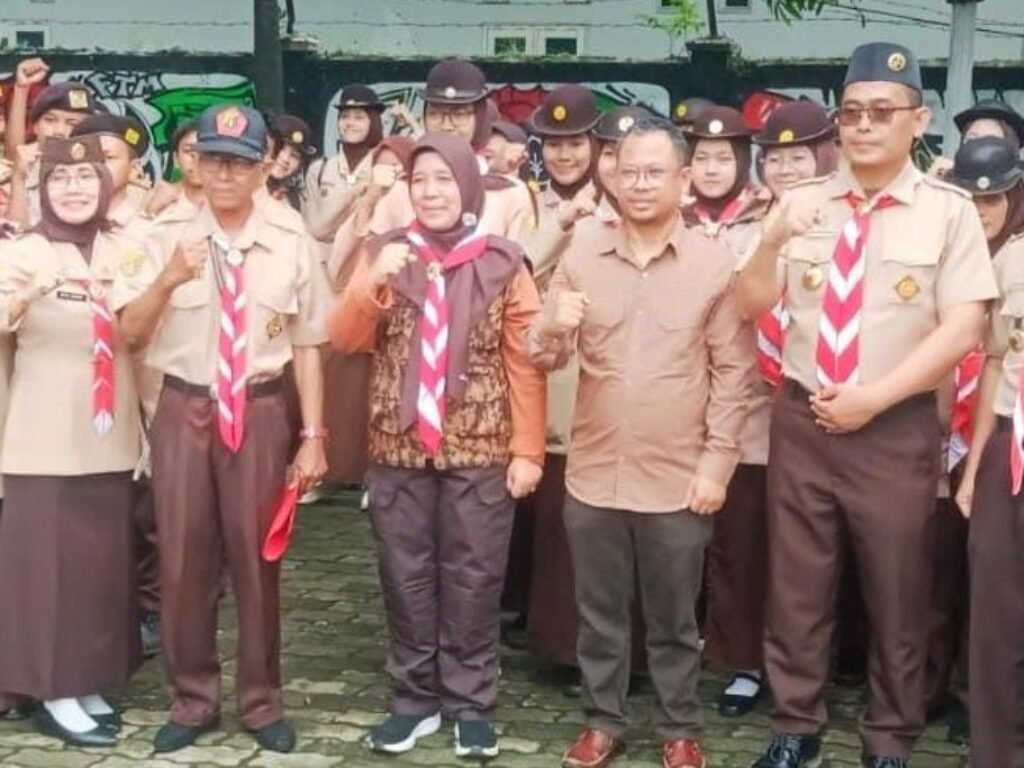 Bukan Sekadar Pakai Setangan Leher: Pramuka Purwakarta Turun Jaga Nataru Bareng Polisi