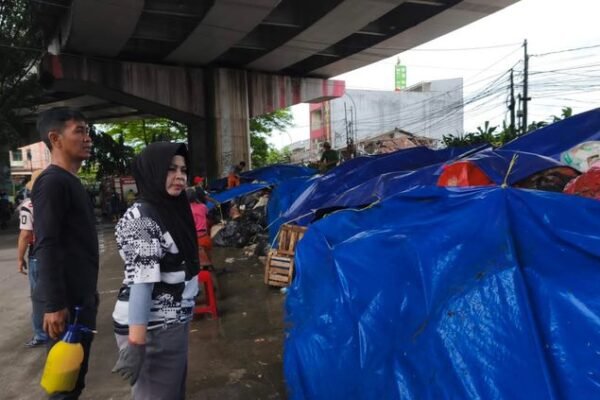Sampah Jadi “Instalasi Seni” Gunungan DI Flyover Ciputat Ditutup Terpal