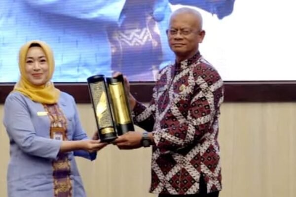Sekda NY Terima Penghargaan