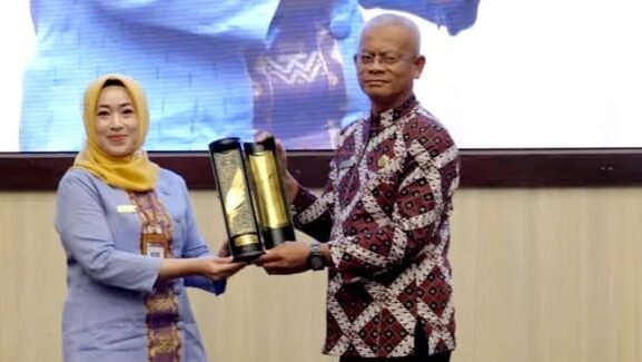 Sekda NY Terima Penghargaan