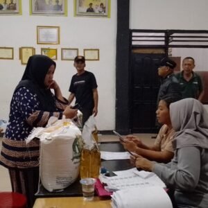 Bansos Sindangkasih Lancar, Warga Antre Beras 20 Kilo Sampai Subuh, Senyum 4 Liter