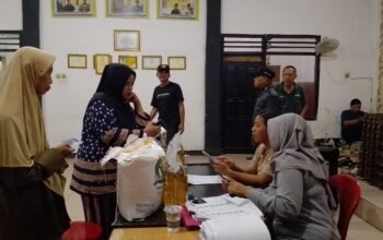 Bansos Sindangkasih Lancar, Warga Antre Beras 20 Kilo Sampai Subuh, Senyum 4 Liter