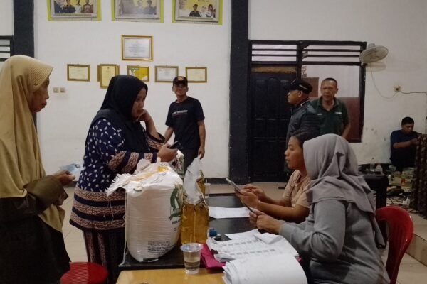 Warga Desa Sindangkasi PWK Antri Bansos