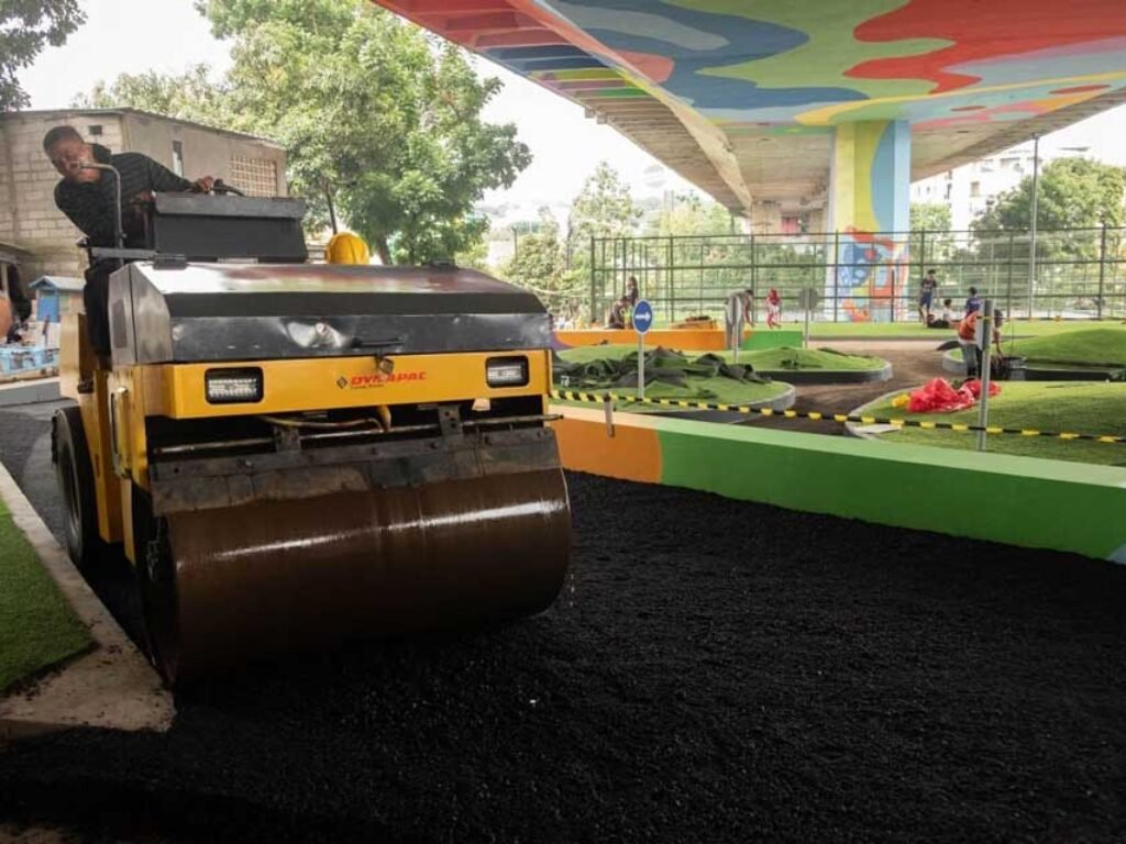 Pengerjaan di kolong jembatan Pasupati