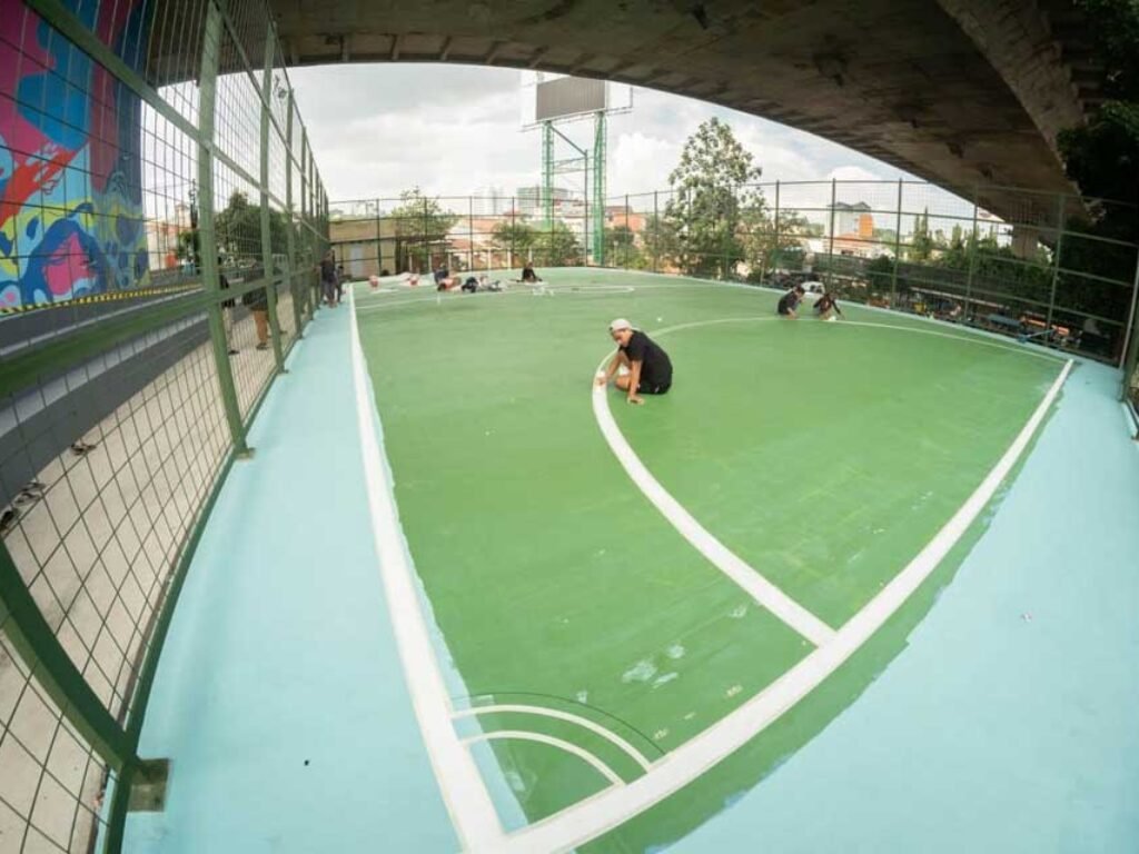 Pengerjaan lapangan futsal di kolong jembatan Pasupati Bandung