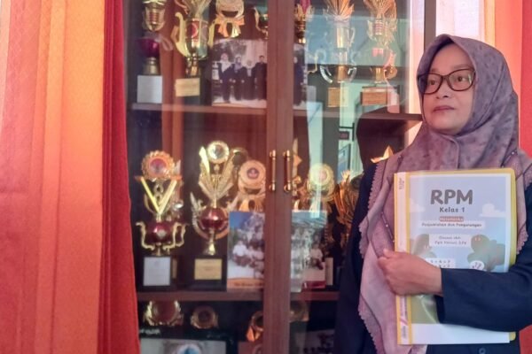 Ai Roprop S.Pd, sebagai seorang guru