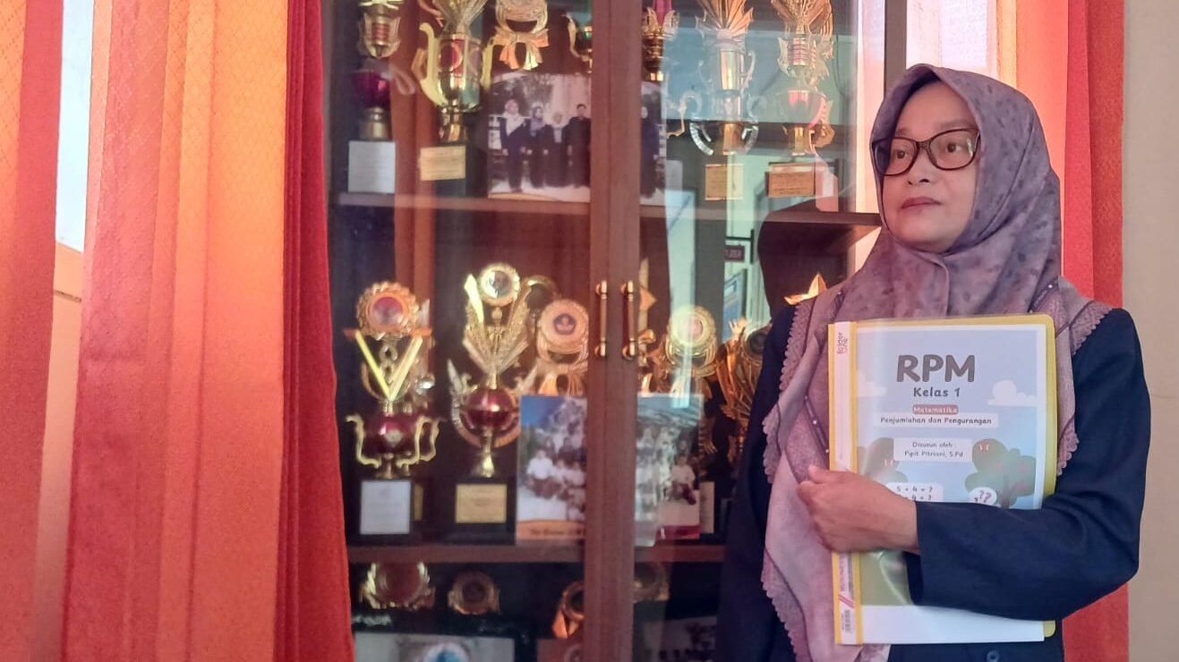 Ai Roprop S.Pd, sebagai seorang guru