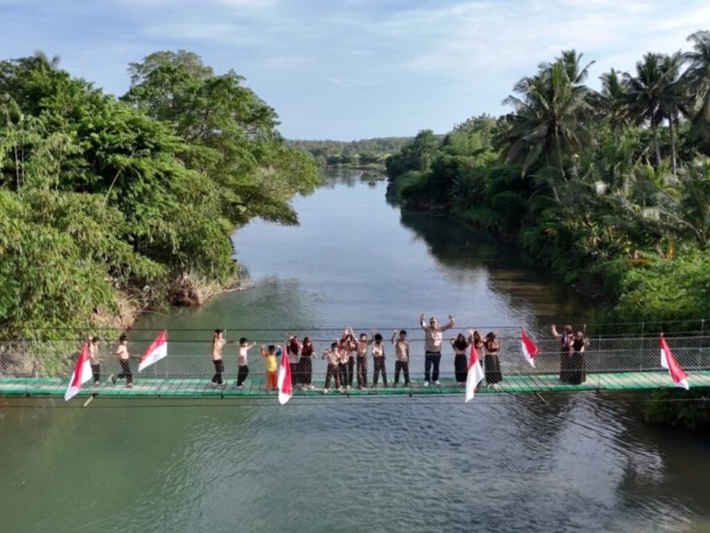 Setelah Dua Tahun Lompat Sungai, Warga Mandala Kasih Akhirnya Melenggang lewat Jembatan Gantung