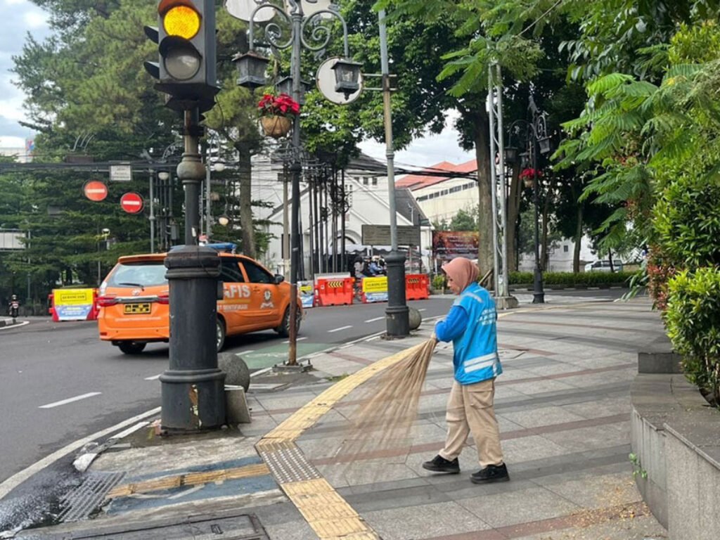 Kisah Para Pejuang Kebersihan, Perempuan Tangguh di Balik Kota Bandung Kembali Bersih
