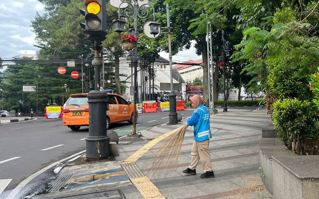 Kisah Para Pejuang Kebersihan, Perempuan Tangguh di Balik Kota Bandung Kembali Bersih locusonline featured image Jan2026