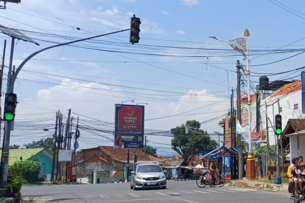 PJU Dinas Perhubungan Provinsi Jabar yang dipasang di perempatan dan trafick light Jl. Sukadana Garut terlihat tinggi menjulang, namun terkesan malah menambah kesemrawutan jalan karena tidak mengurangi keberadaan tiang-tiang besi berwarna hitam dan kabel-kabel yang membentang di sepanjang jalan. (ft: asep ahmad)